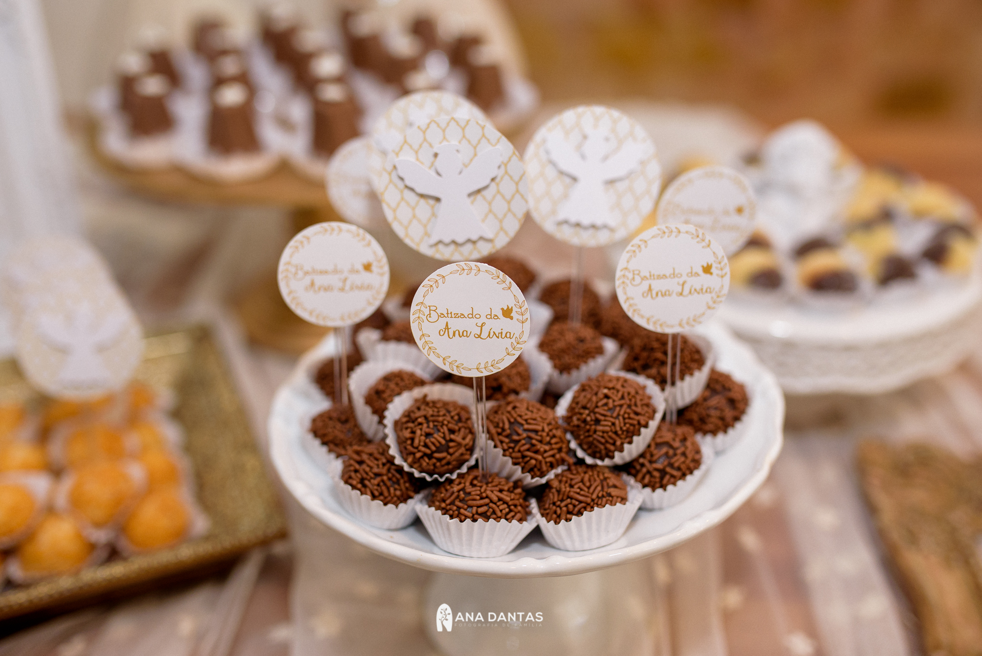 Batizado clássico branco e dourado - Casa das Amigas