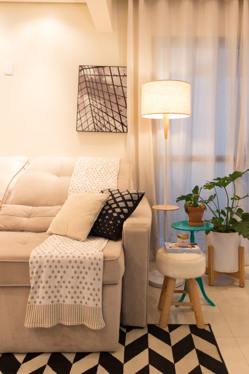 Um ambiente com dois abajures diferentes – qual seu preferido?
