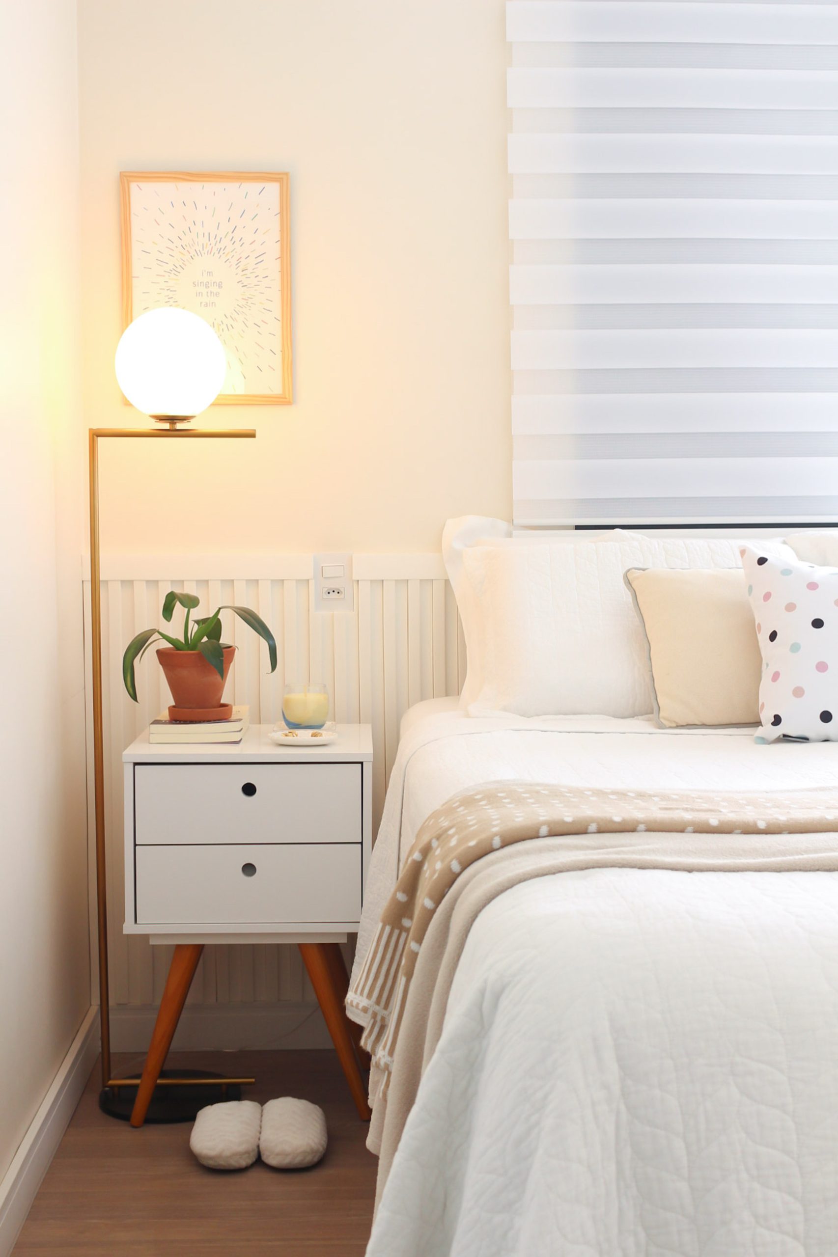 sugestões para decorar um quarto de casal pequeno, usando móveis de tamanho adequado, iluminação e cores claras que ampliam o ambiente.