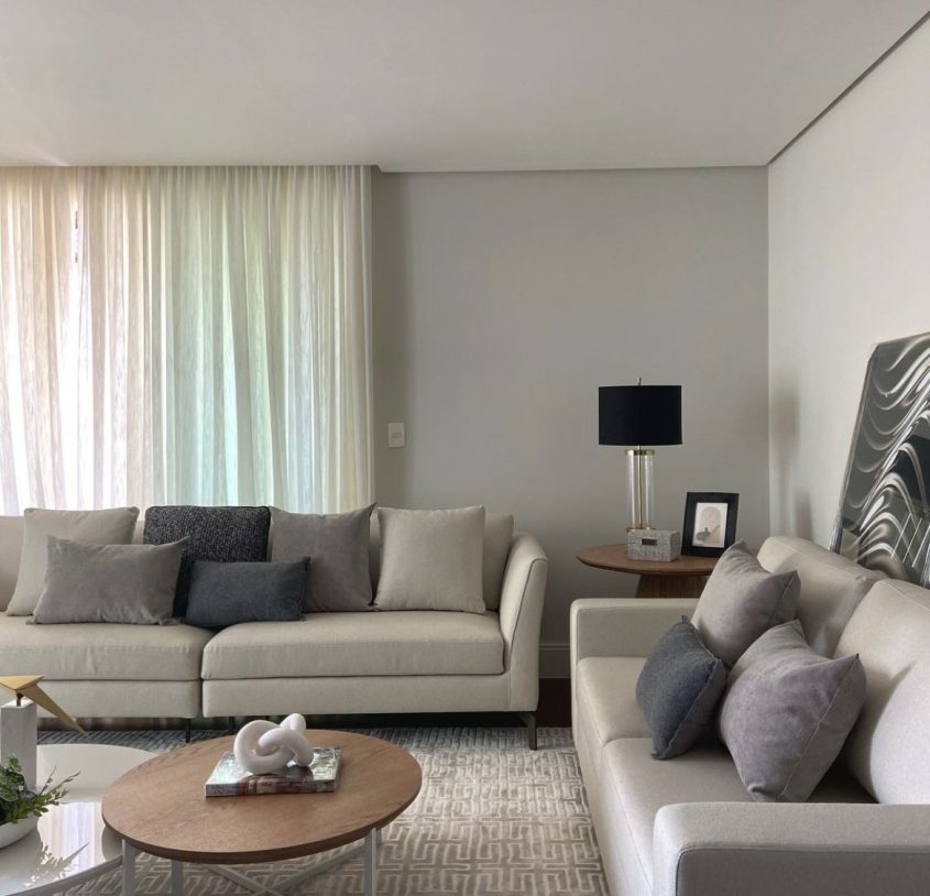 Elevando a Decoração: Cortinas e Persianas como Elementos Chave